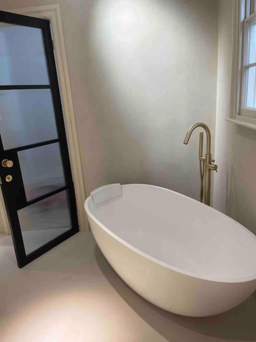 Luxury Georgian Apartment - 5 Minute Walk To Spa Bath Esterno foto